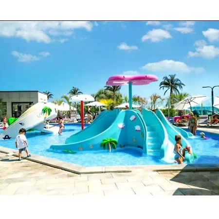 Crystal Bay 10 - Pool And Lägenhet Năvodari